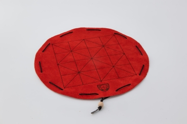 Preview: Alquerque Preview: historisches Brettspiel Alquerque auf rotem rundem Leder